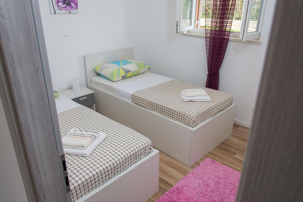 Apartment Gamma With Hydromassage Mini Pool Near Split Zrnovnica Exterior photo