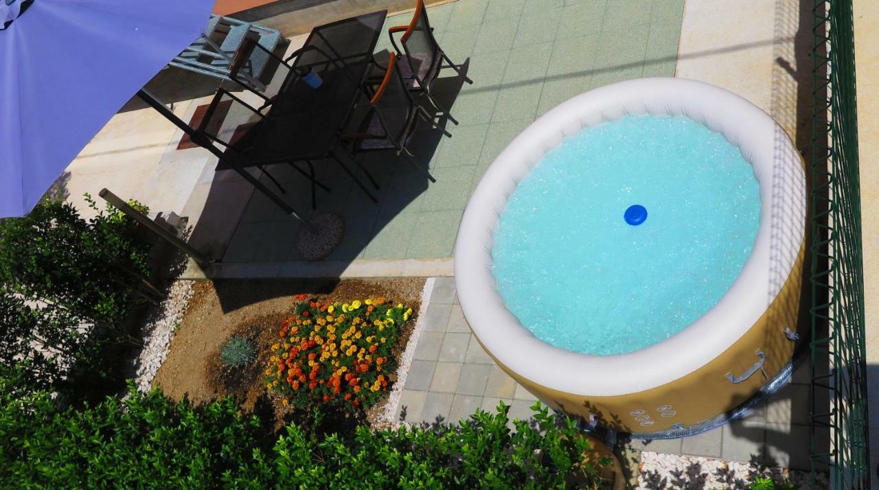 Apartment Gamma With Hydromassage Mini Pool Near Split Zrnovnica Exterior photo
